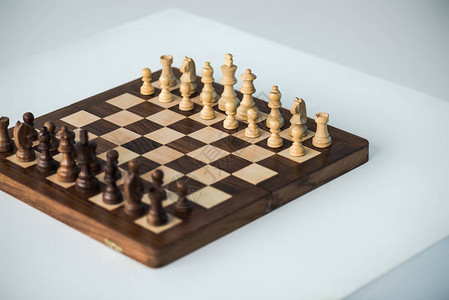 为白色孤立的新游戏设置了切入片的象棋图片