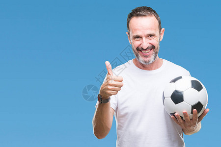 中年白发老人在与世隔绝的背景下拿着足球图片