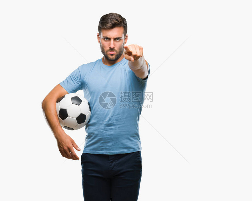 年轻英俊的男子在孤立的背景下拿着足球图片