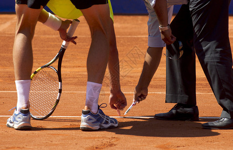 网球运动员在比赛中与裁判讨论图片
