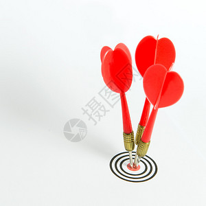 三个红色飞镖固定在飞镖盘的中心图片