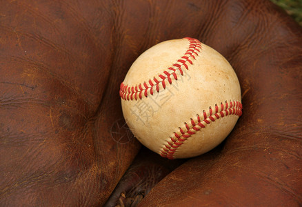 捕手套中的棒球背景图片