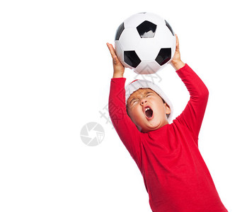 一个小男孩踢足球的肖像图片