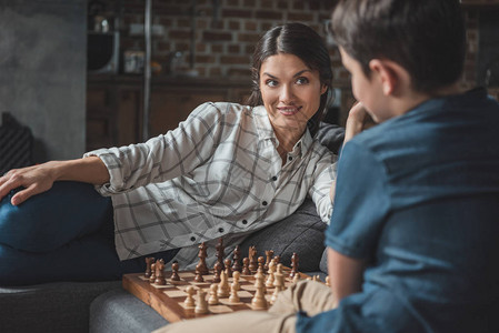 年轻女子在下象棋时看着图片