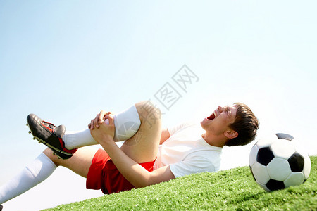 足球运动员躺下大喊图片