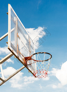 蓝色天空背景的格伦盖篮球图片