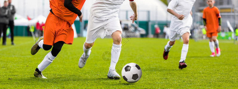 运行年轻足球运动员足球运动员踢足球比赛追球的青年足球运动员背景中的图片