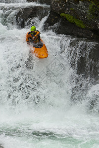 瀑布中的皮划艇运动员图片