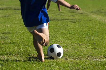 儿童踢足球图片