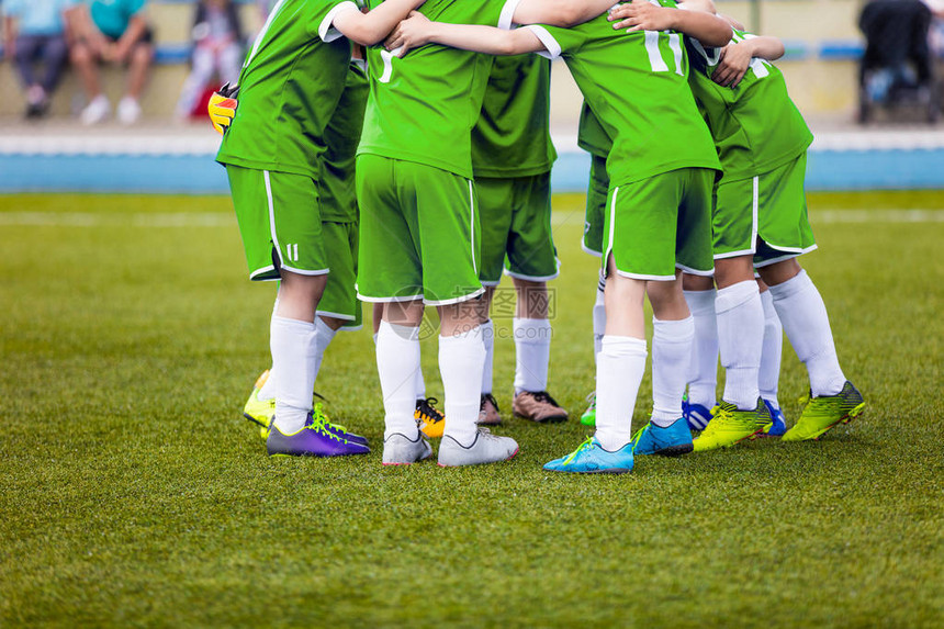 身穿绿色运动服的年轻足球运动员球场上的年轻运动队决赛前的鼓舞人心的谈话足球学校锦标赛运动图片