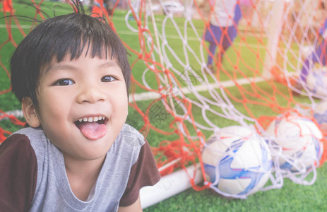 足球训练领域的目标背后的快乐小男孩HappyLittl图片