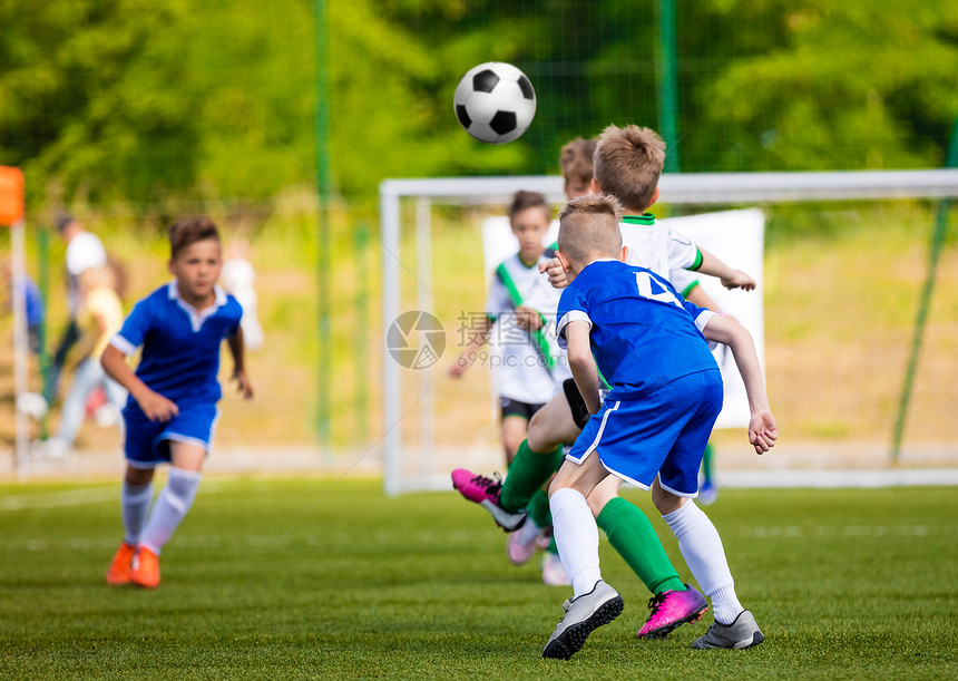 儿童足球锦标赛比男孩们在球场上训练足球孩子图片