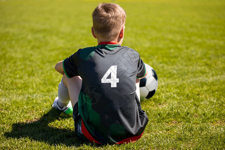 足球训练课球场上的单身青年足球运动员孩子图片