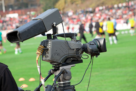 足球足球马赫上的电视摄像机背景图片