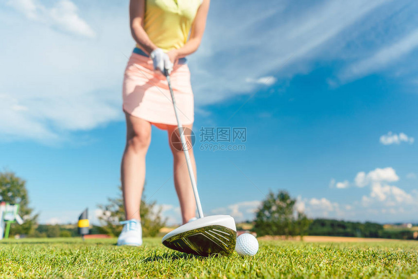 一名准备好击球的女球员拿着职业俱乐部旁边的图片