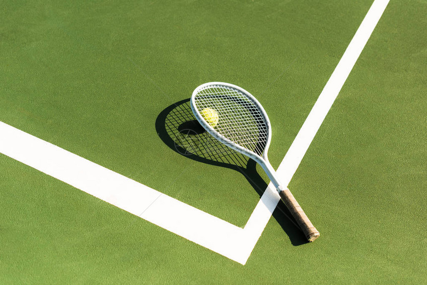 近距离观看网球场的网球和赛在图片