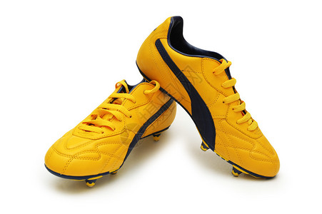 白色上孤立的黄色足球鞋图片