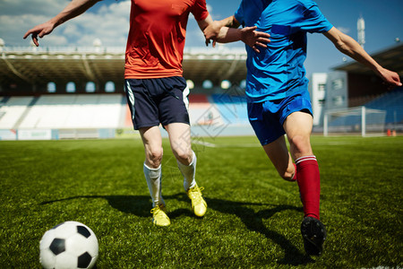 两名足球运动员为球而战图片