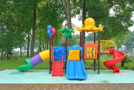 公园里的现代儿童游乐场图片
