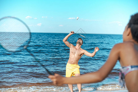 在沙滩上打羽毛球的情侣图片