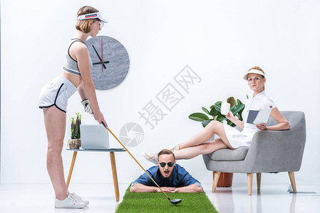 一群年轻时尚的年轻人打高尔夫球在图片