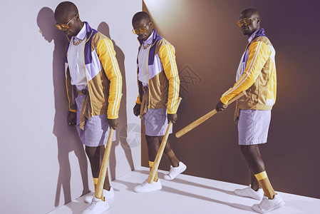 有棒球在演播室行走的时髦的非裔美国年图片
