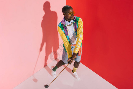 时尚的非洲男子打高尔夫图片