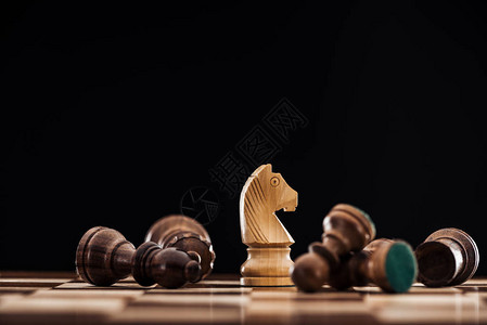 由分散的木形和被隔离在黑色上的骑士组成的棋图片