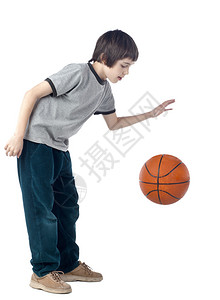 一个运球篮的男孩的肖像图片