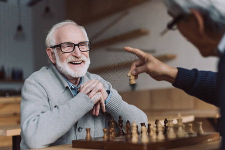 快乐的老人在酒吧下棋图片