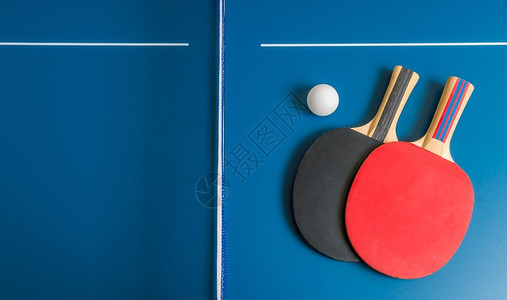 乒乓球桌背景与球拍图片