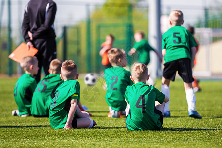 青年足球队一起观看足球比赛年轻球员的足球锦标赛男孩们坐在运动场图片