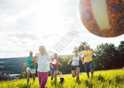 家庭在夏日风景中玩耍跑步和运动图片