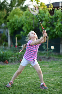 可爱的小女孩玩羽毛球图片