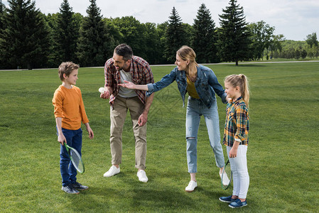 父母教小孩子如何在户外打羽毛球图片
