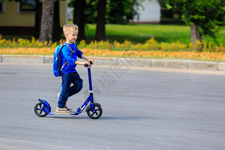 小男孩在城里骑摩托车图片