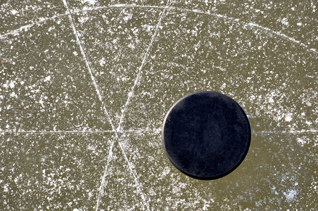 溜冰场上的黑色冰球图片