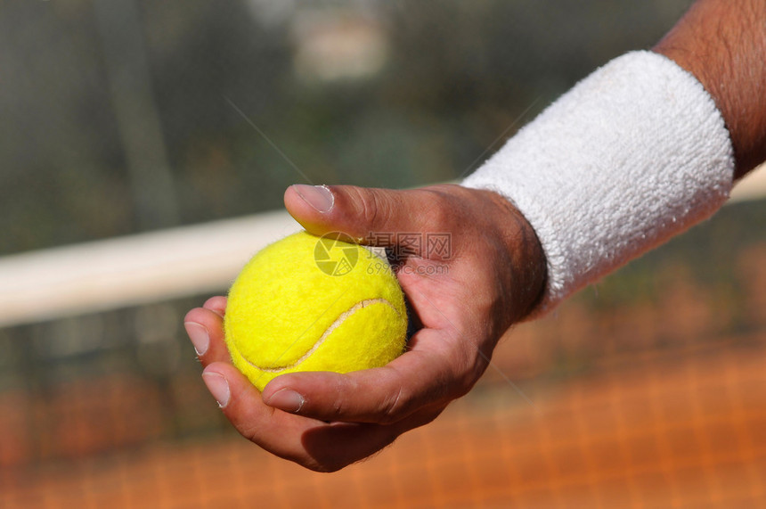 球员的手与网球在特写图片
