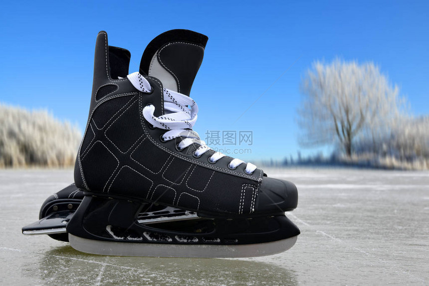 溜冰场上的黑色曲棍球溜冰鞋图片