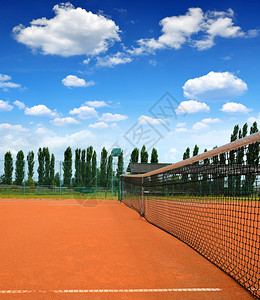 蓝蓝的网球场图片