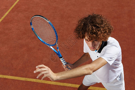 在比赛期间有球拍的网球运动员图片