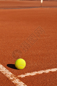 带网球的红土场的细节背景