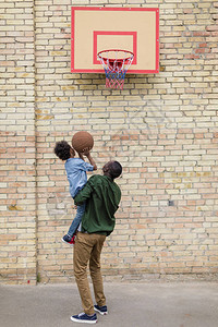 父子一起打篮球的背影图片