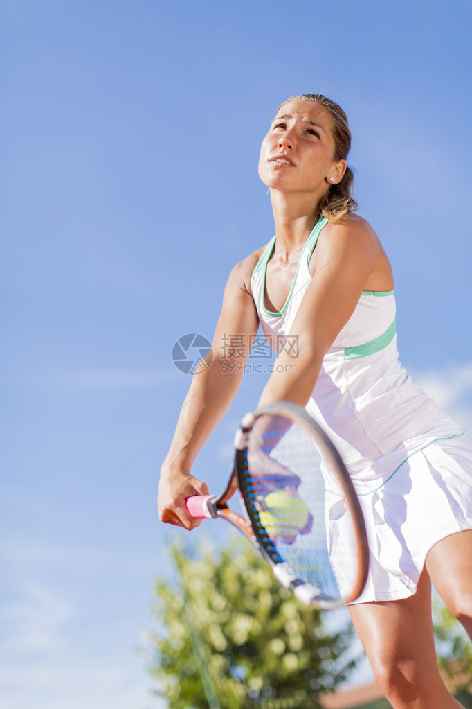 年轻女子打网球图片