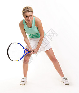 穿着网球花冠的严肃女人在等球的时背景图片