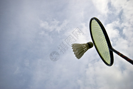 毽子和羽毛球拍在高空图片