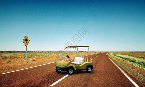 沙漠公路上的高尔夫球车图片