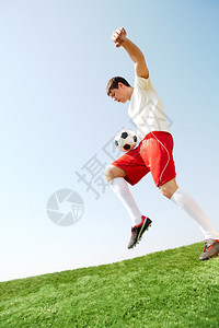 足球运动员的肖像球在足球图片