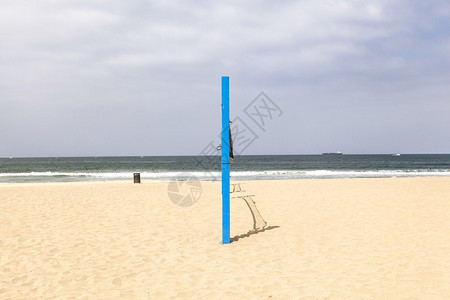 沙滩上的蓝色排球站图片