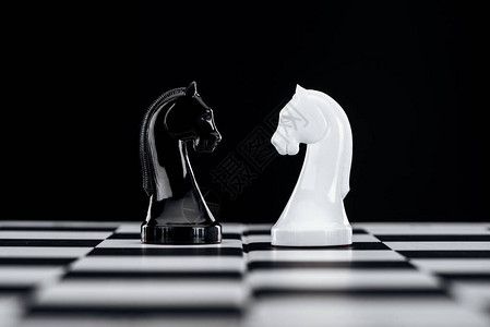 白黑骑士隔离在黑色上的棋盘选取背景图片